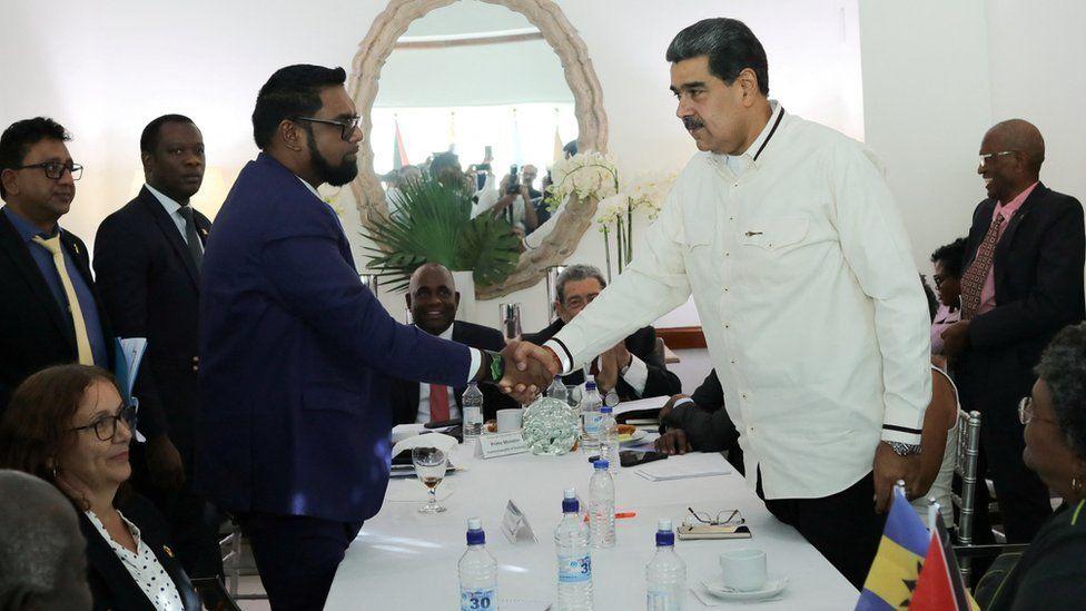 Irfaan Ali, presidente de Guyana (izq.) y el presidente de Venezuela, Nicolás Maduro, se dan la mano