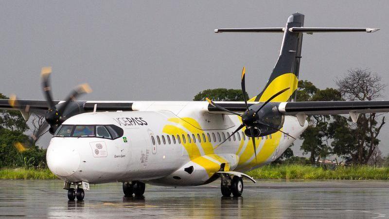 Avião turboélice na pista