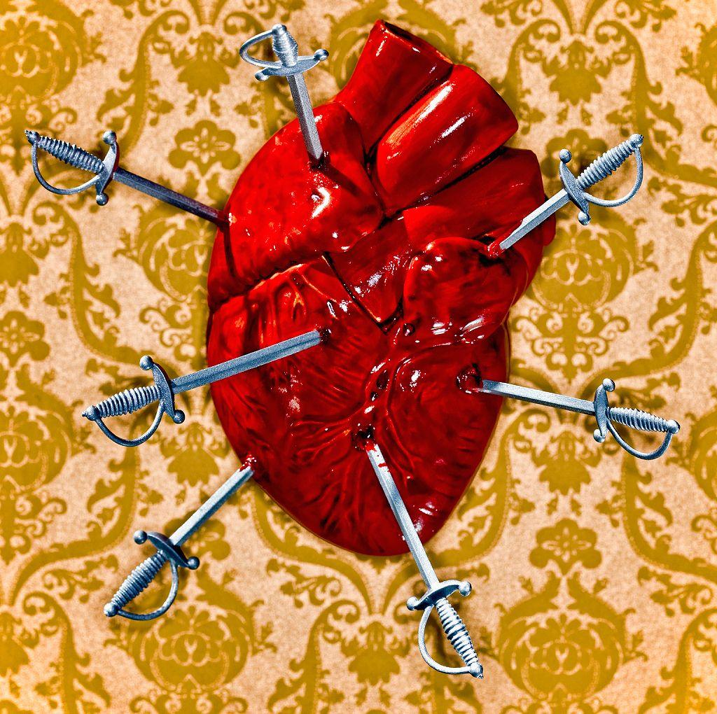 Ilustração de coração sendo espetado por diversas espadas