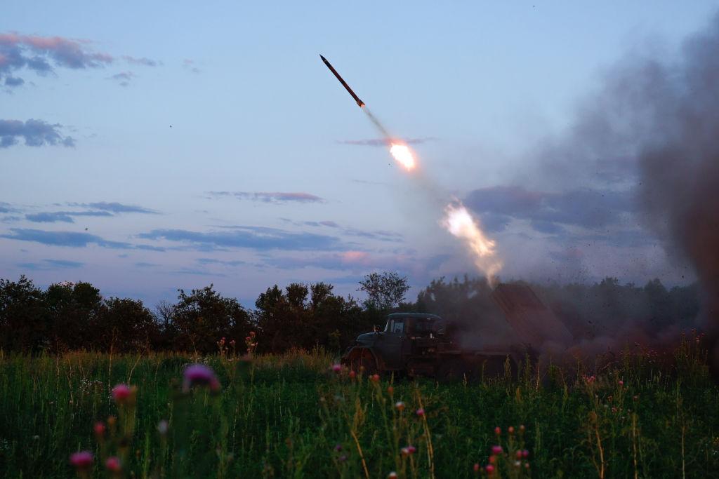  جنود أوكرانيون يطلقون الصواريخ المتعددة غراد -1 على مواقع عسكرية روسية في اتجاه باخموت في 12 يوليو/تموز 2023 في دونيتسك أوبلاست، أوكرانيا