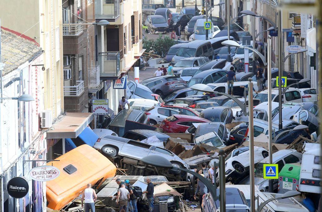 Carros empilhados em uma rua