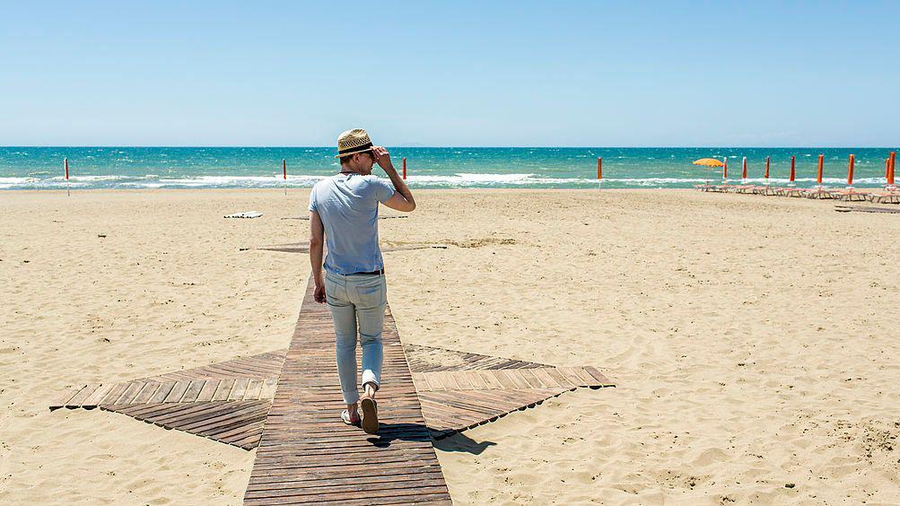 Hombre en la playa de Grosseto