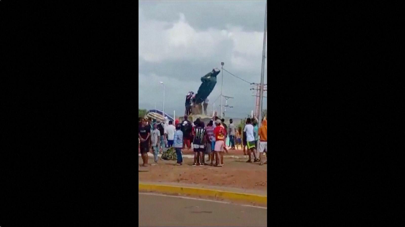 Momento en que un grupo de personas derriba una estatua de Chávez en la ciudad de Coro