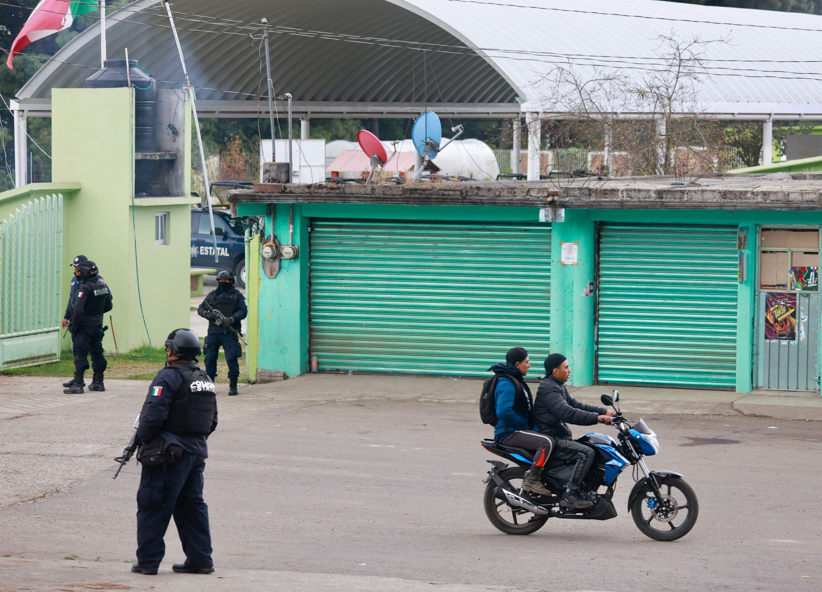 Policías vigilan una calle de Texcapilla