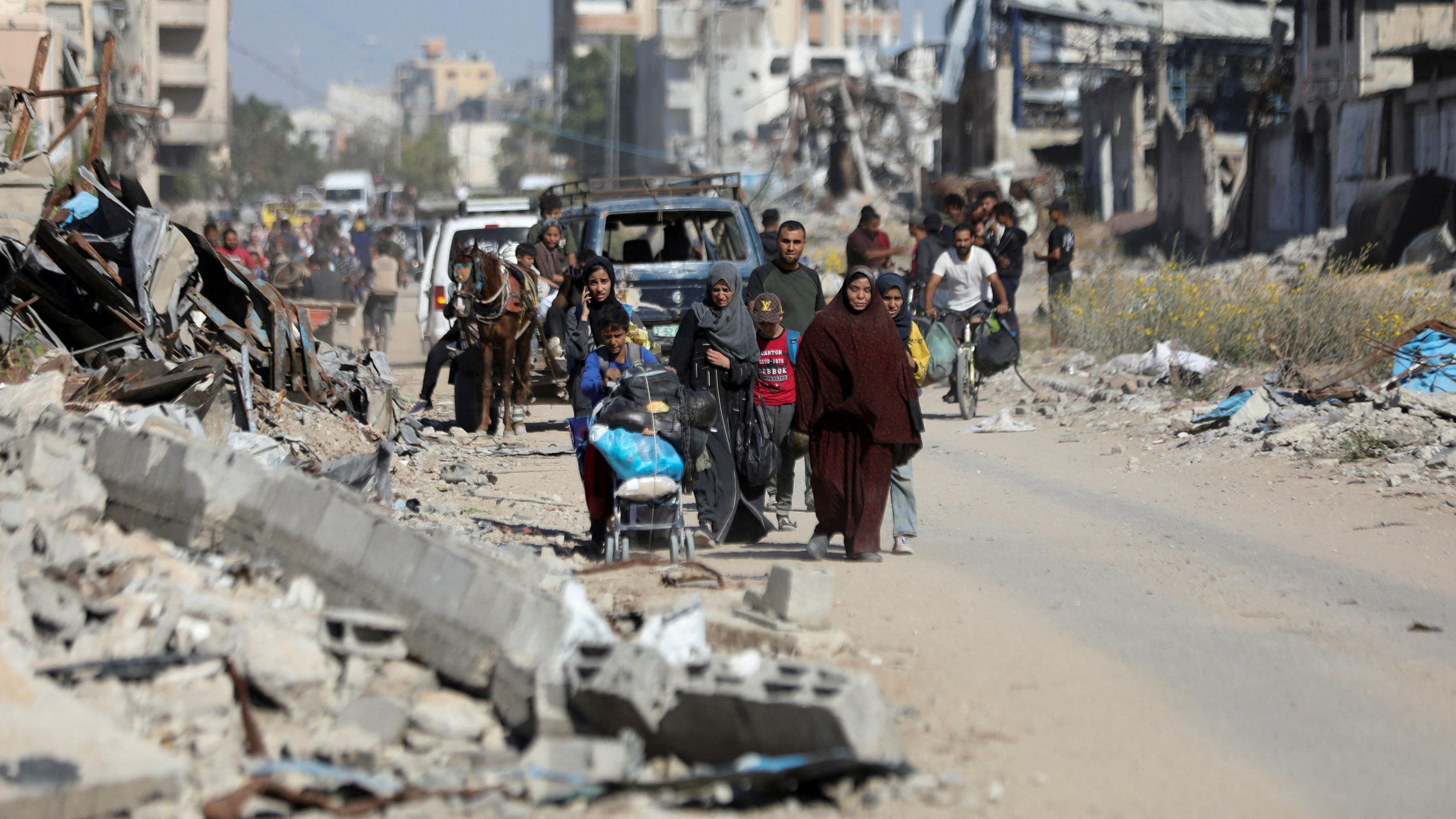 نازحون فلسطينيون أمرهم الجيش الإسرائيلي بإخلاء الجزء الشمالي من غزة يفرون وسط عملية عسكرية إسرائيلية في جباليا شمال قطاع غزة، 22 أكتوبر/تشرين الأول 2024