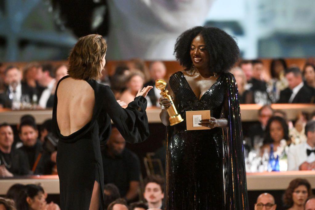 Viola Davis entrega premiação a Fernanda Torres