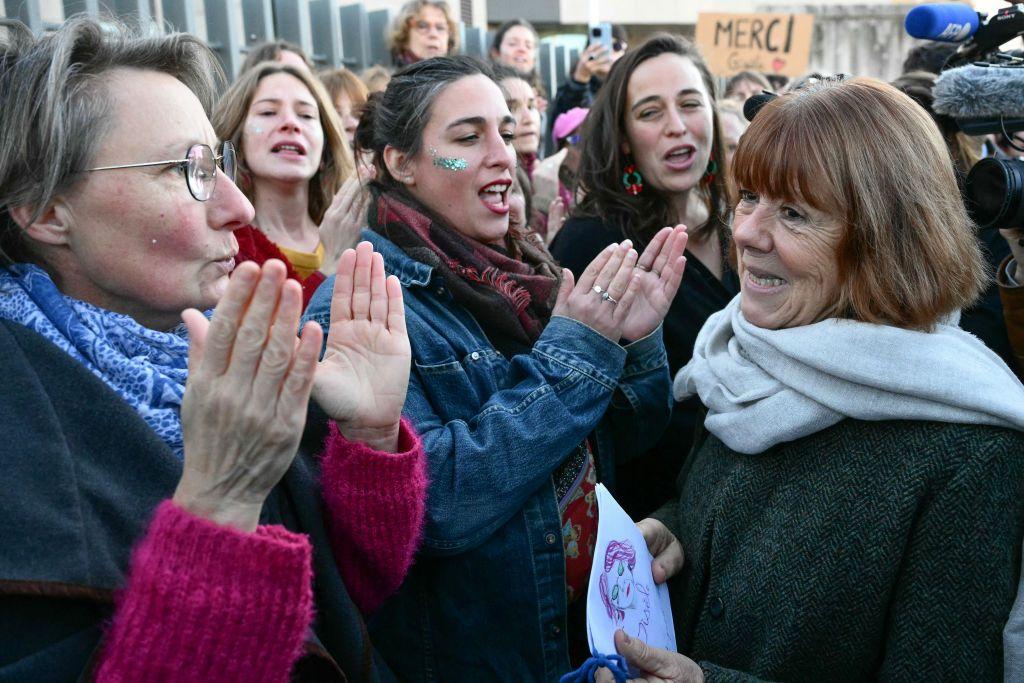 Mulheres aplaudem Gisèle Pelicot do lado de fora do tribunal de Avignon