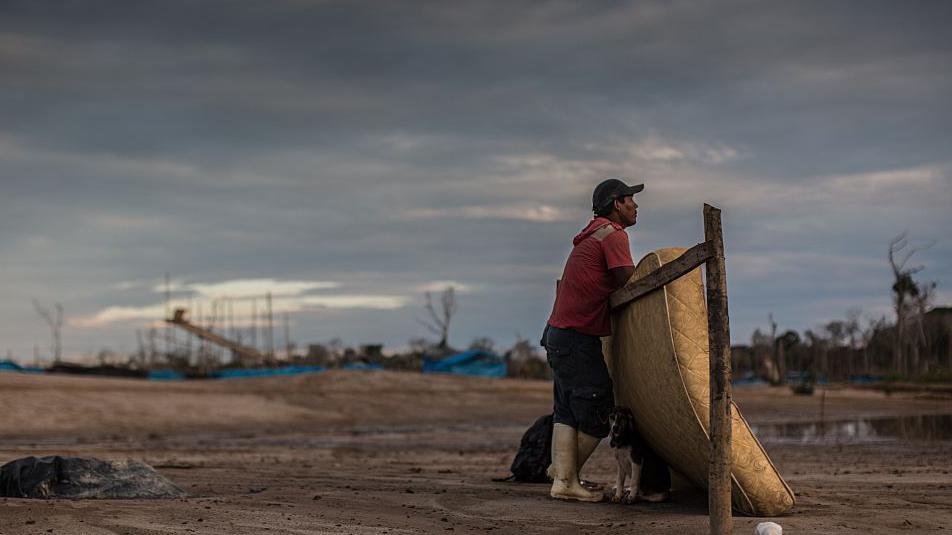 Un hombre en mitad del paisaje desolado.