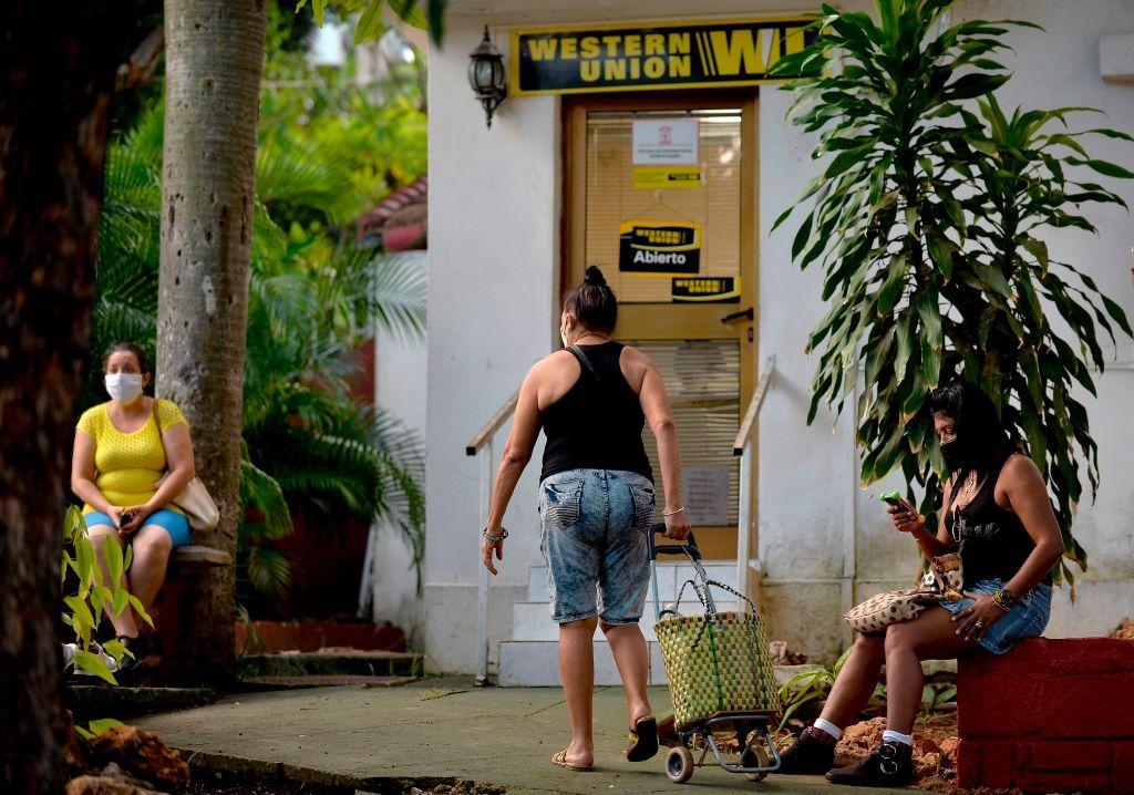 Una oficina de Western Union en Cuba