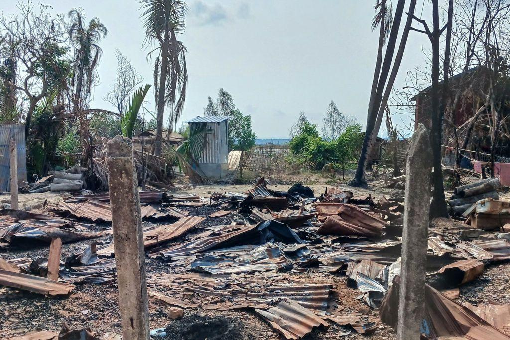 Foto yang diambil pada 21 Mei 2024 ini menunjukkan rumah yang hancur dan pepohonan yang terbakar menyusul pertempuran antara milite Myanmar dan Tentara Arakan (AA), kelompok etnis bersenjata di Desa Minbya. 