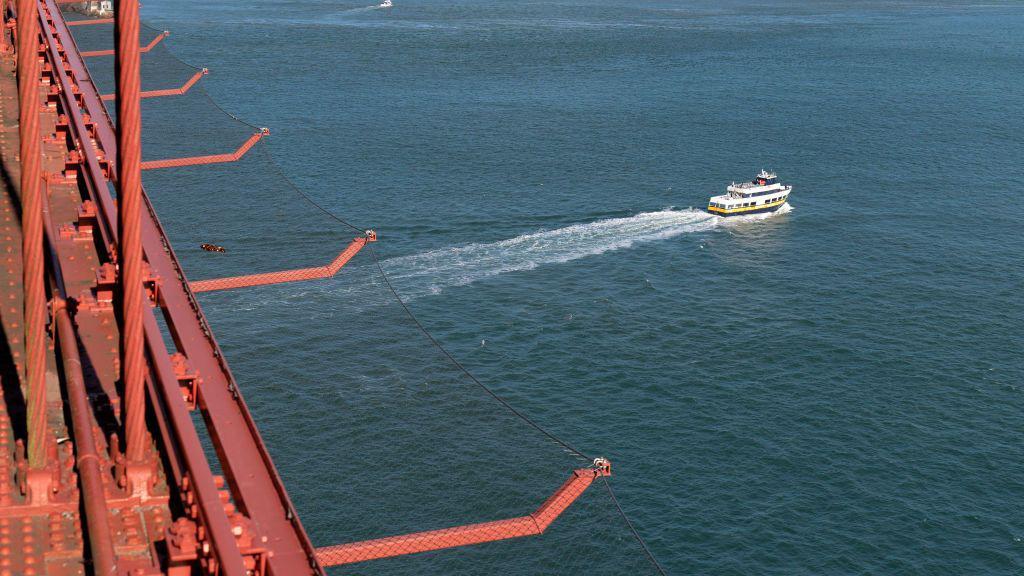 Detalhe das redes contra suicídios na ponte Golden Gate