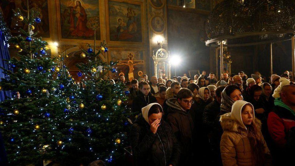 Los fieles ortodoxos asistieron al servicio de Nochebuena en el Monasterio de las Cúpulas Doradas de San Miguel en Kyiv.