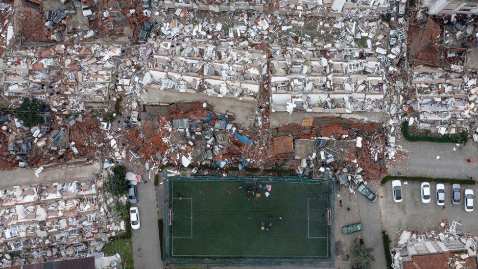 Imagens feitas por um drone sobre Hatay mostram vários prédios de apartamentos desabados.