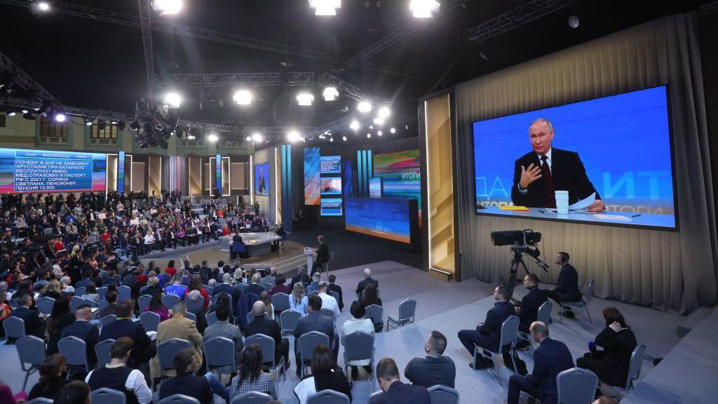 Vladimir Putin hablando frente a un auditorio de periodistas rusos y extranjeros.