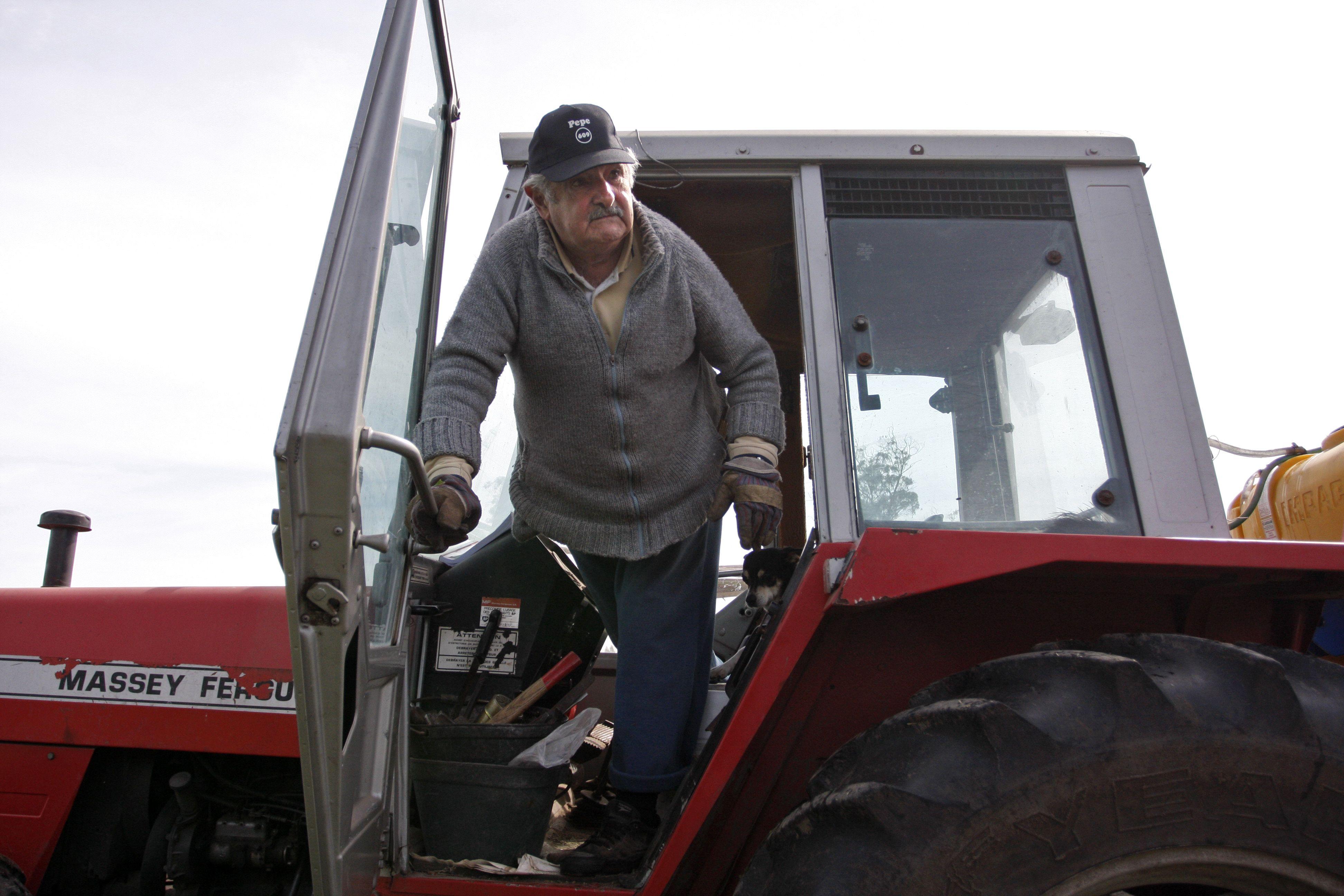 Mujica sobre un tractor