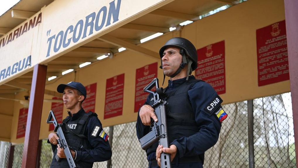 Tocorón cezaevinin önünde bekleyen silahlı polisler 