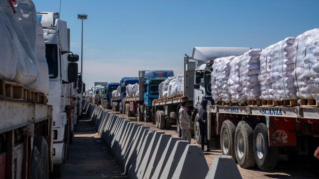 Los camiones con ayudas humanitarias no pueden traspasar la frontera. 