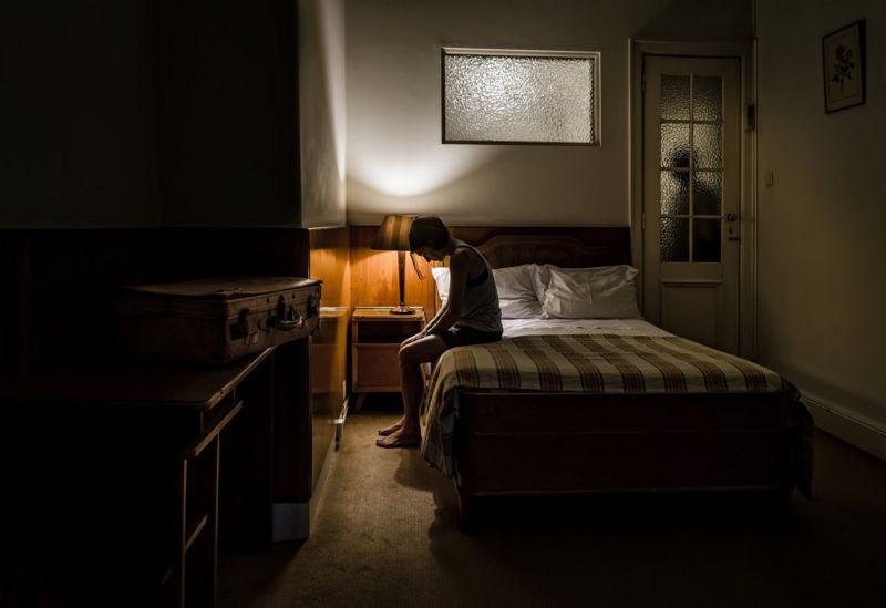 امراة محبطة بغرفة