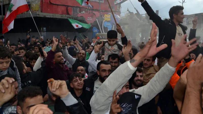 Selebrasi orang Suriah di jalanan. Mereka mengibarkan bendera di Tripoli, Lebanon.