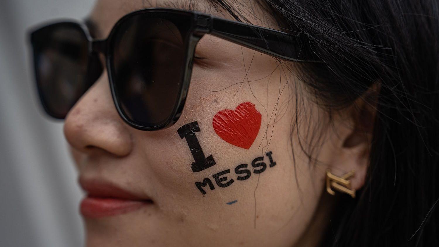 مشجعة تتزين بشعار "أنا أحب ميسي" في هونغ كونغ