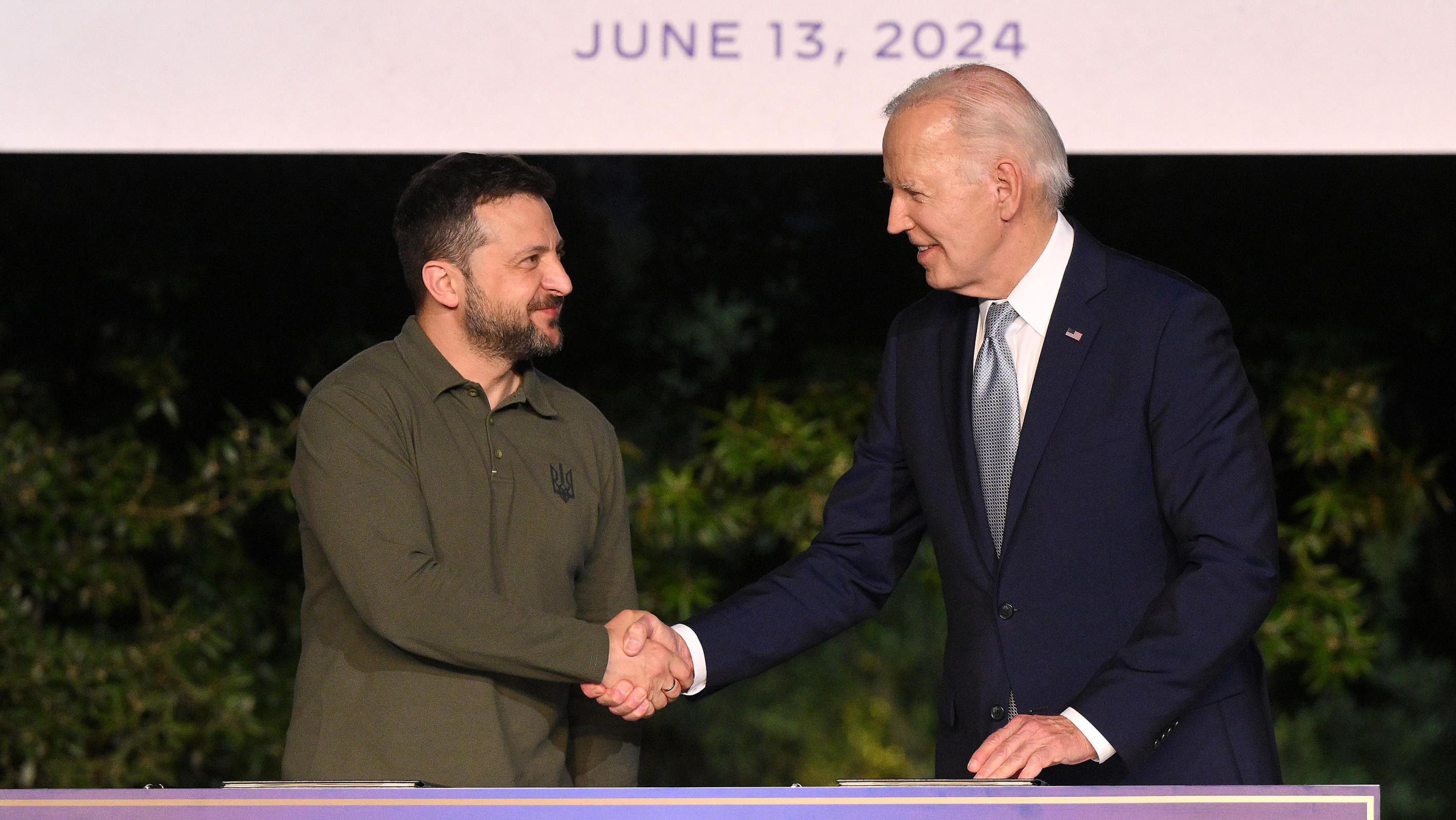 Zelensky y Biden se dan la mano