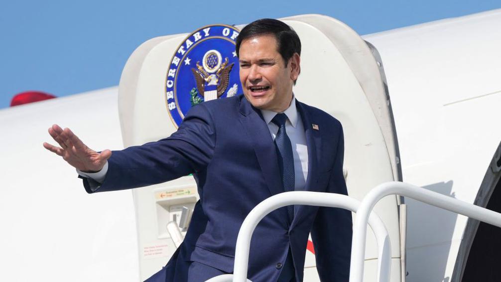 El secretario de Estado de EE.UU., Marco Rubio, a punto de subirse al avión en el Aeropuerto Internacional Panamá Pacífico, en Panamá, rumbo a El Salvador, el 3 de febrero de 2025.