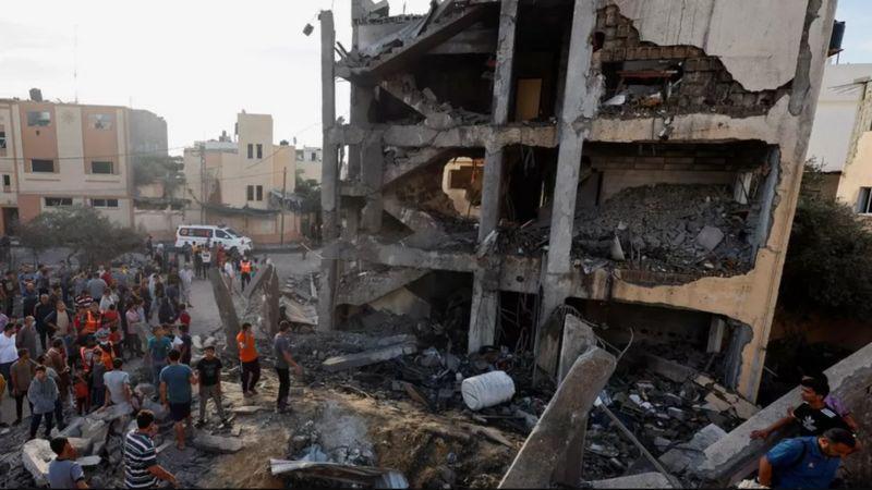 قصف إسرائيلي يدمر مبنى في غزة عام 2012