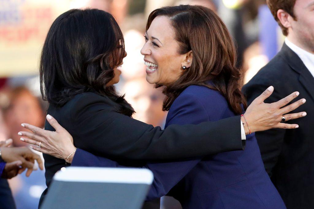 Maya e Kamala Harris se abraçando em evento de campanha em 2019