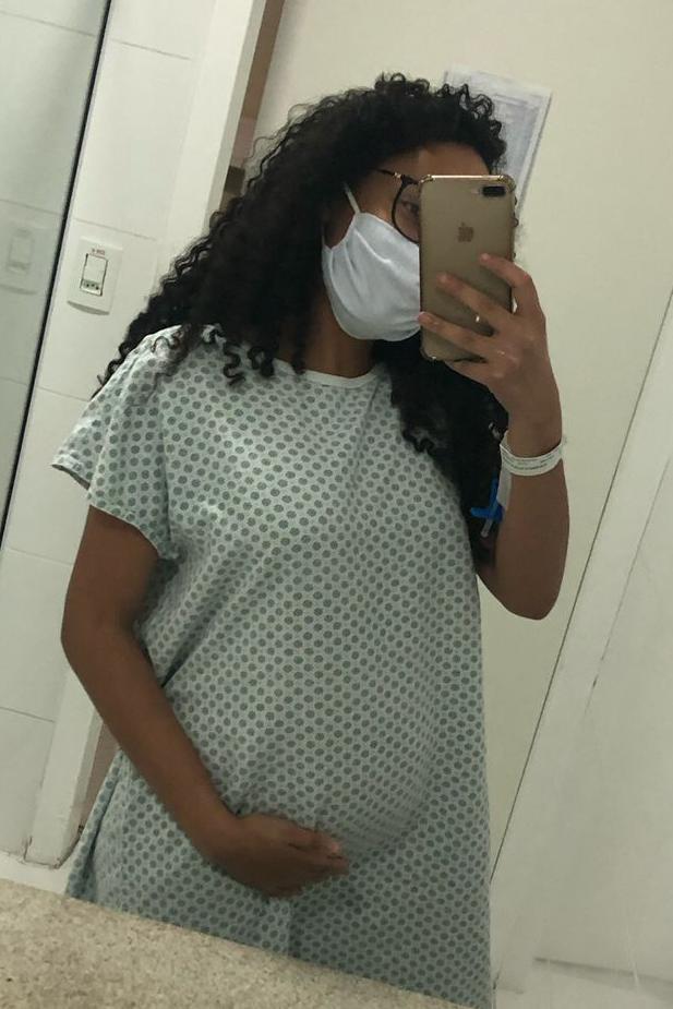 Mariana Alves de Oliveira Silva fazendo selfie no espelho com a barriga aumentada