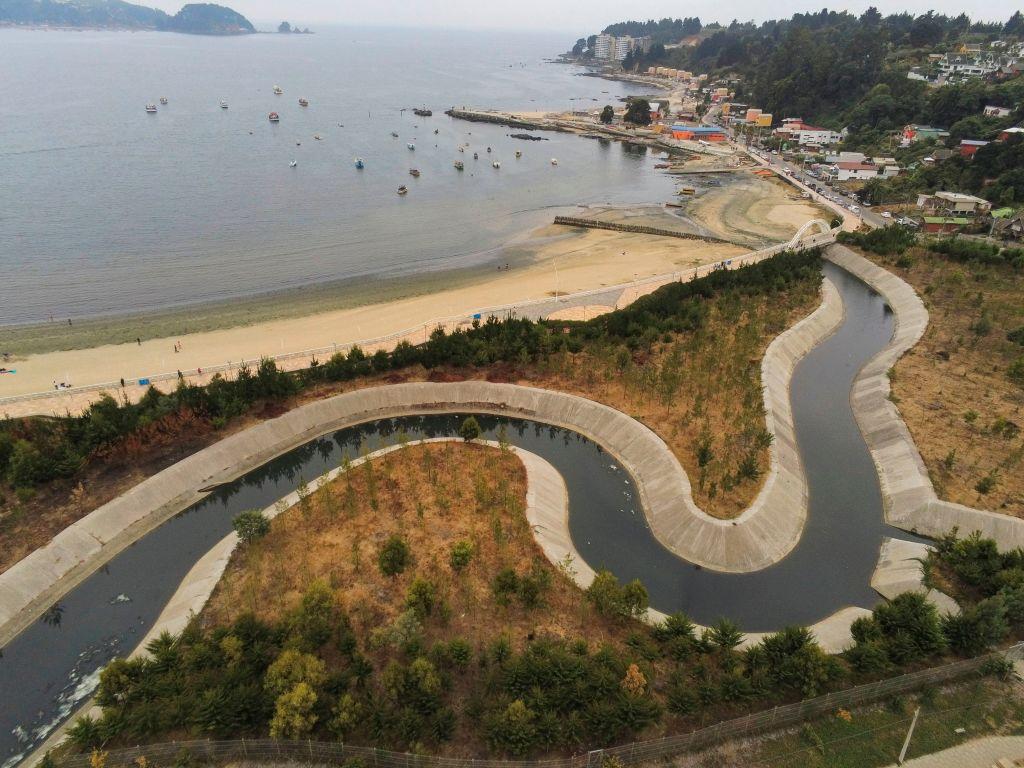 Tsunamiyi önlemek için deniz kıyısına yakın inşa edilen bir park