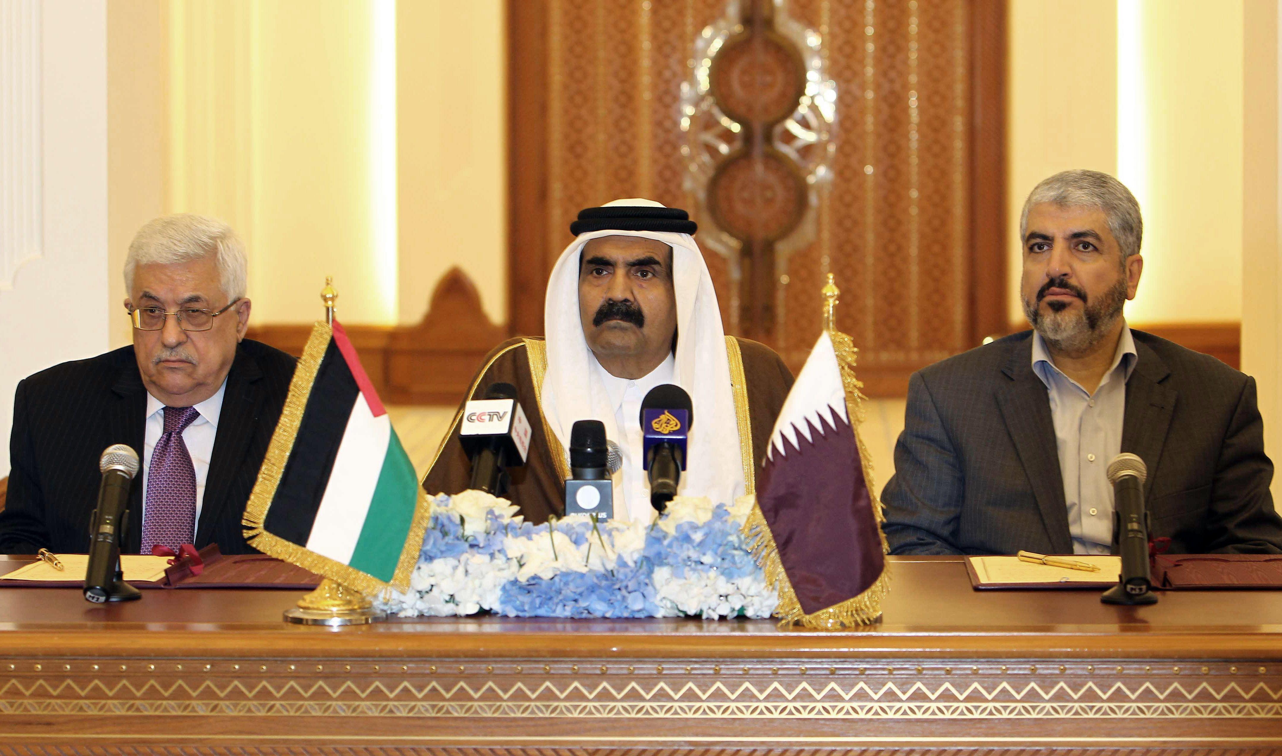 صورة تُظهر أمير قطر السابق حمد بن خليفة آل ثاني والرئيس الفلسطيني محمود عباس ورئيس المكتب السياسي لحركة حماس آنذاك خالد مشعل، خلال لقاء في الدوحة سنة 2012.