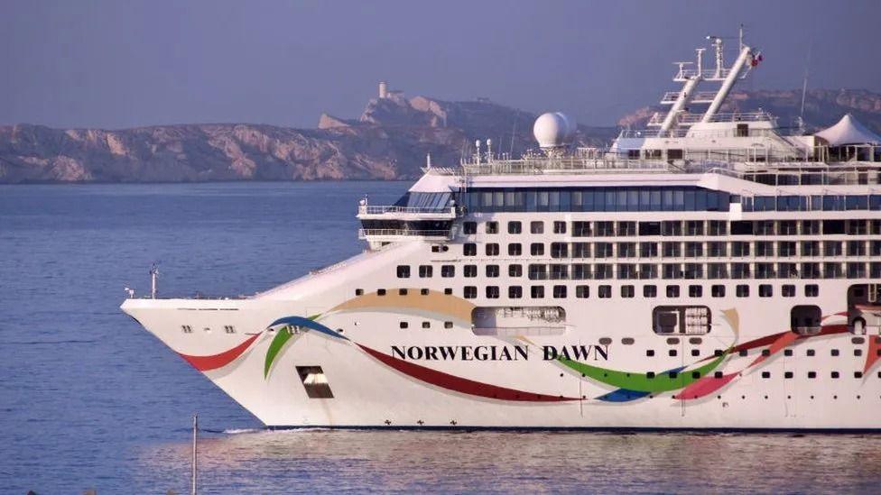 Navio Norwegian Dawn no mar