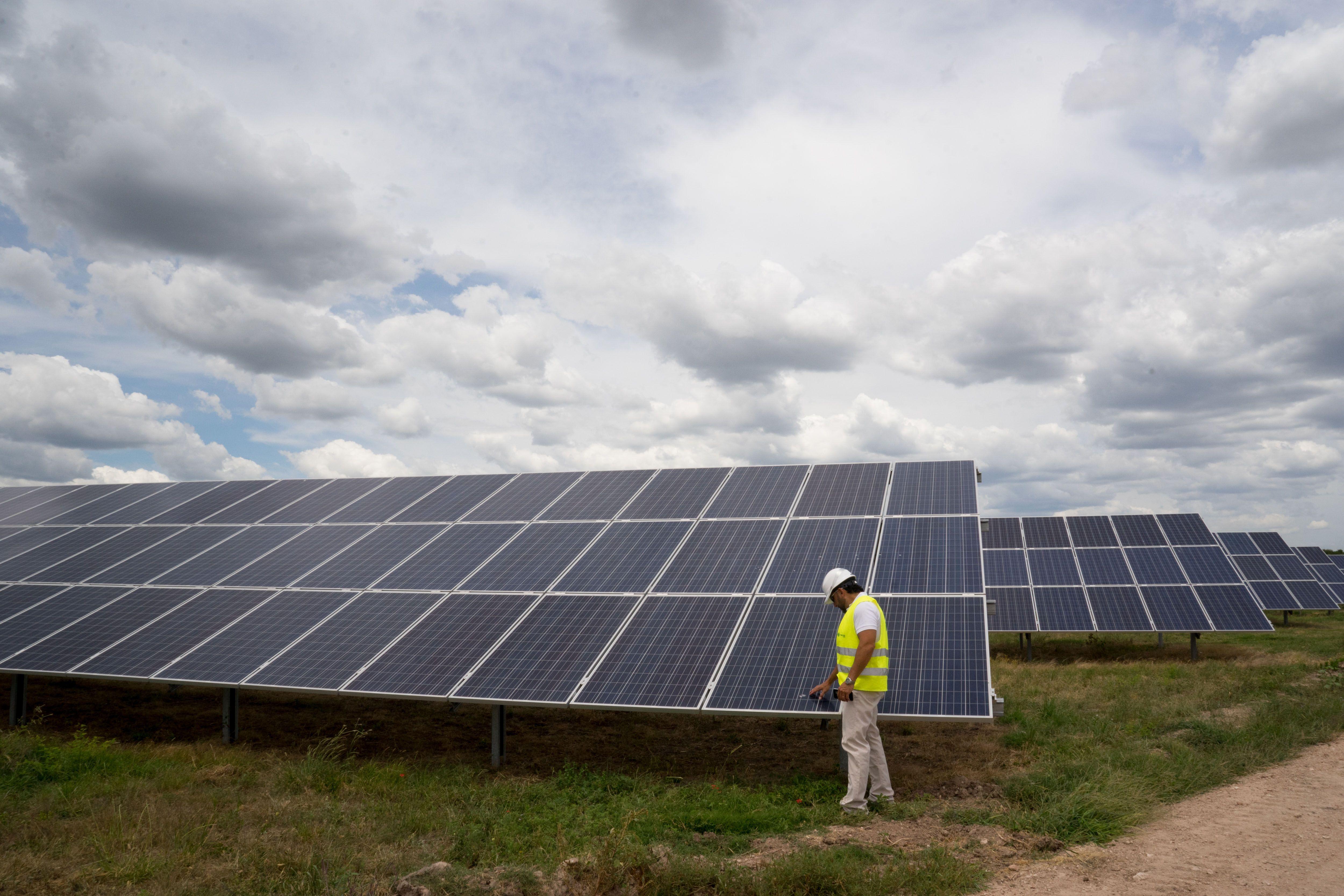Un obrero en un parque fotovoltaico en Uruguay