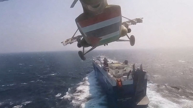 Un helicóptero hutí cerca de un barco en el mar Rojo