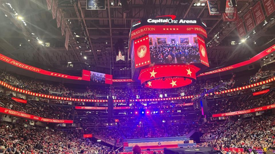 特朗普在華盛頓第一資本競技場（Capital One Arena）進行演講——這裡也是NBA華盛頓奇才隊的主場——然後，當著2萬名支持者簽署各種行政命令。