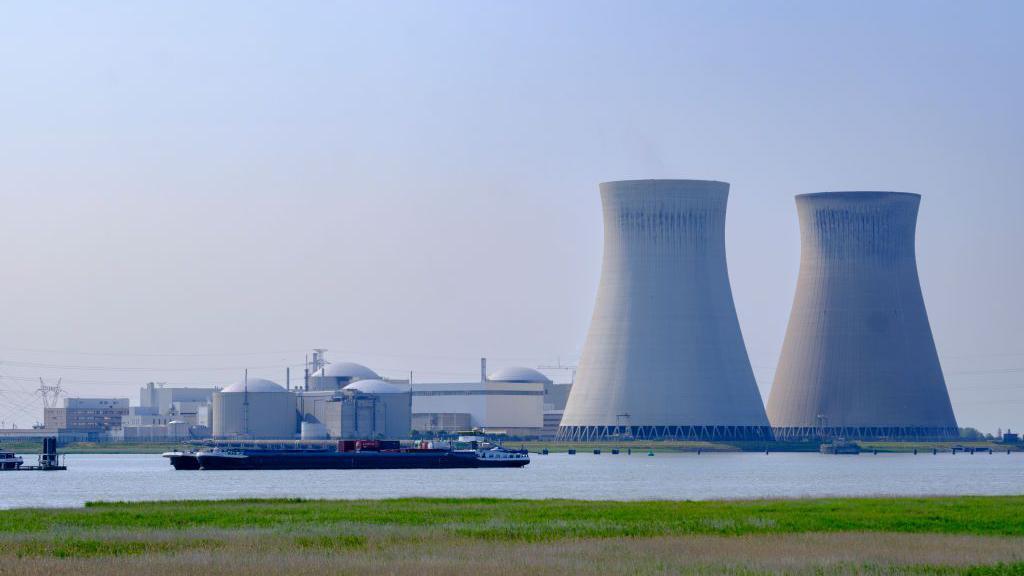 Torres de una central nuclear.
