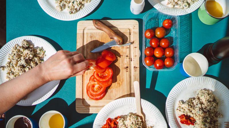 mesa de alimentos com tomates cortados no centro