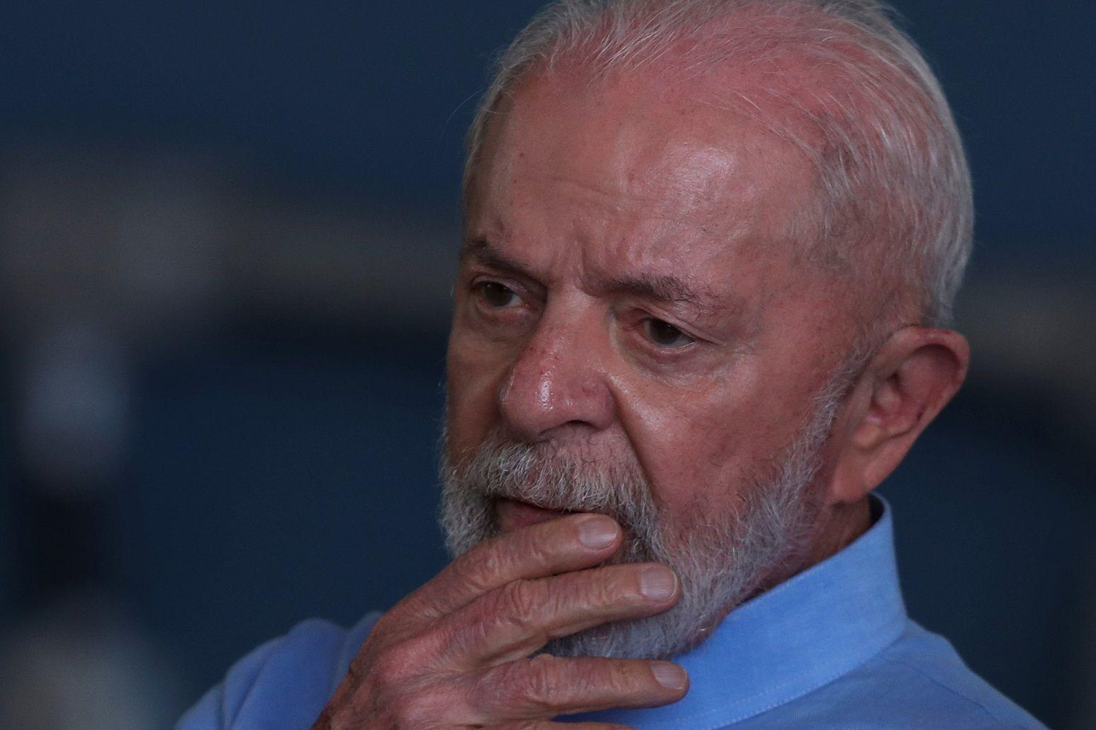 Lula com mão perto do queixo e olhar preocupado