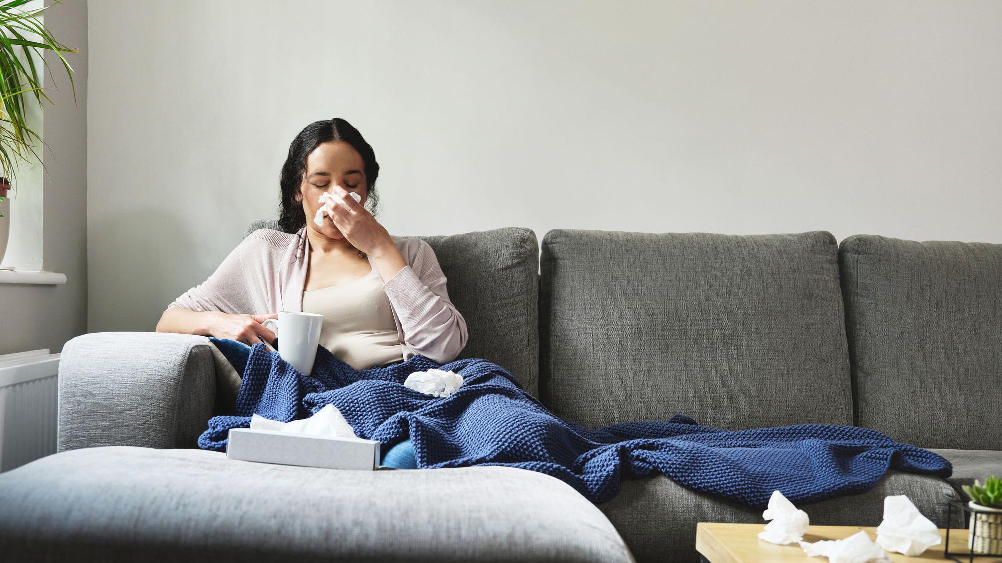 Una mujer enferma en un sillón