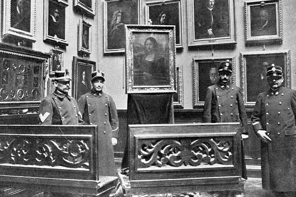 Mona Lisa muncul kembali di Florence pada tahun 1913, dua tahun setelah dicuri dari Louvre