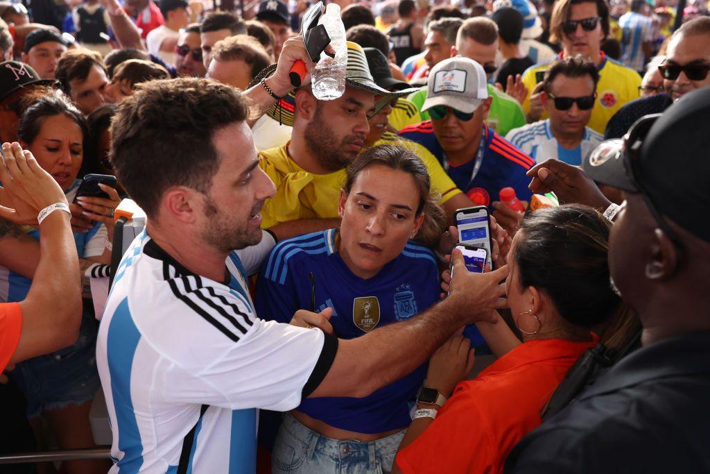 Un hincha muestra su ticket en la entrada