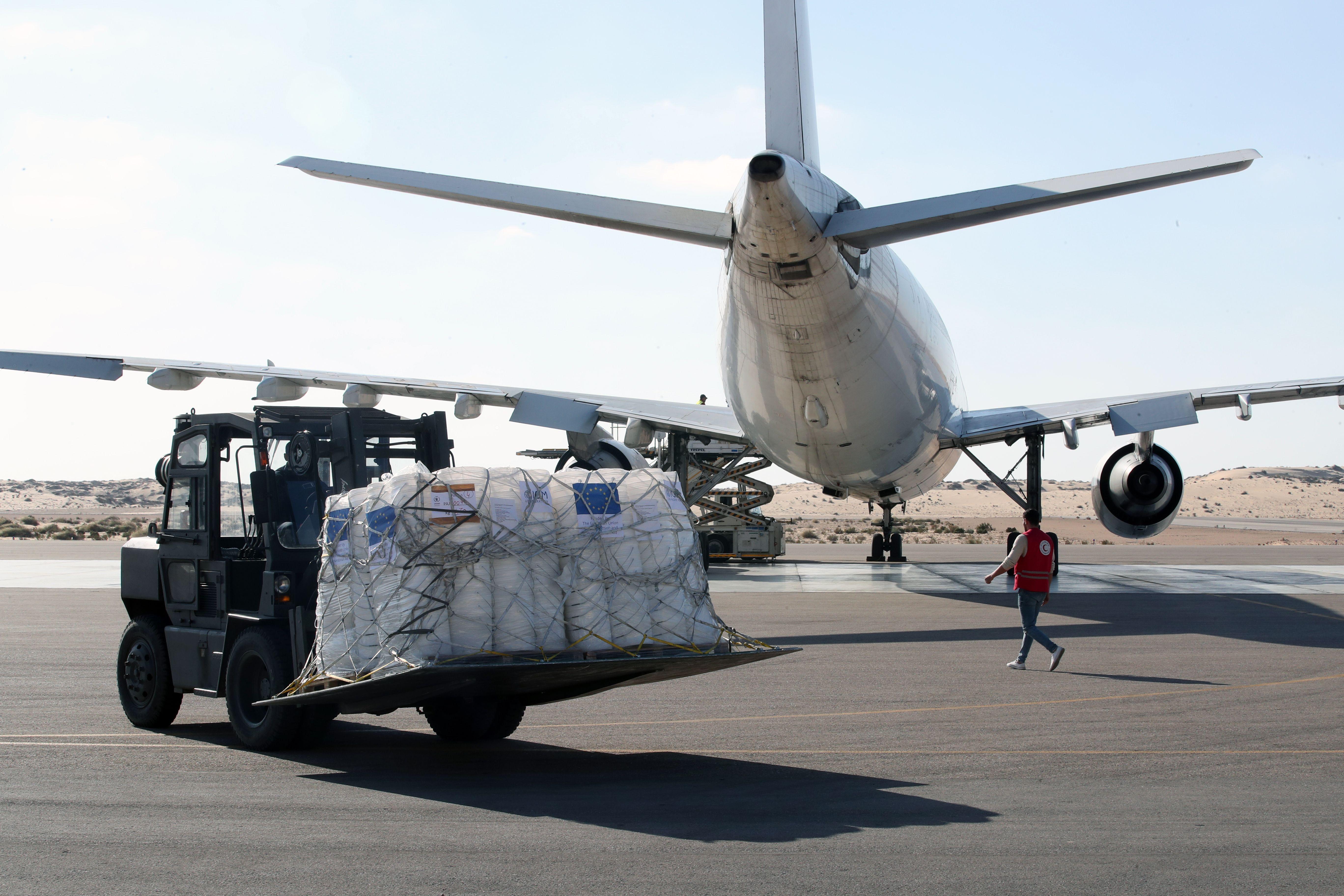 طائرة تحمل مساعدات إلى قطاع غزة في مطار العريش