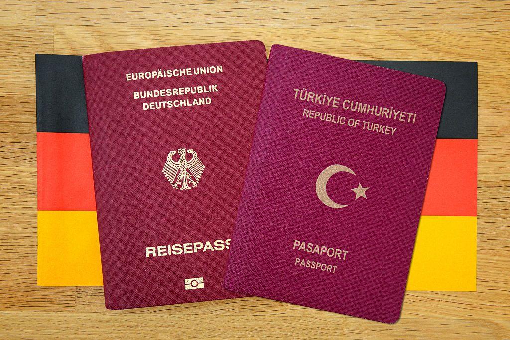 Alman ve Türk pasaportu