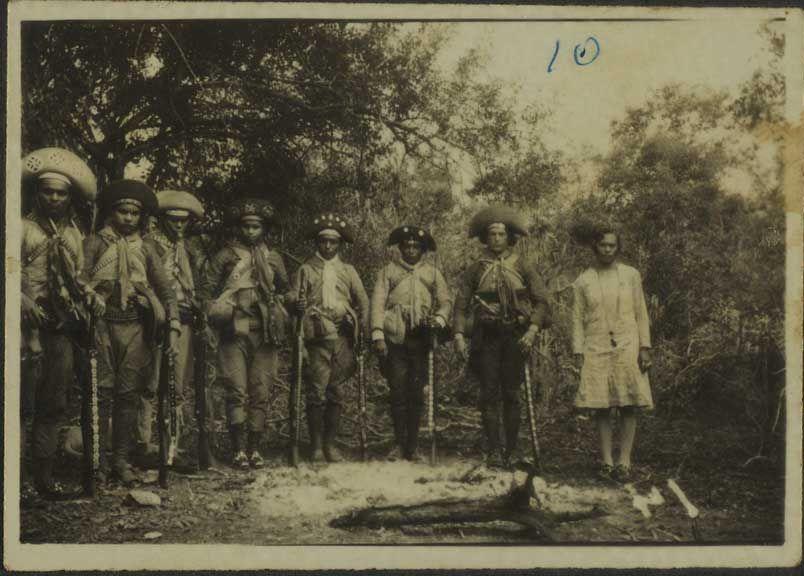 Fotografia preto e branco do bando de cangaceiros