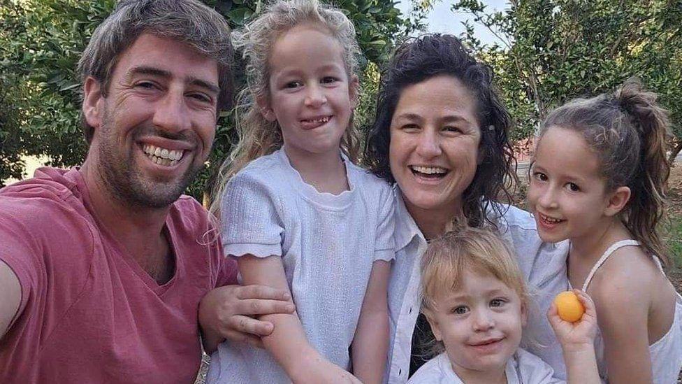 La familia Siman-Tov: Yonatan y Tamar, con sus hijas Shachar y Arbe, y su hijo Omer.