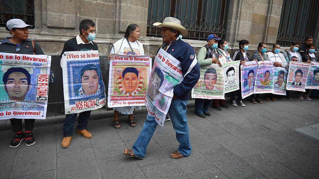 Familiares de los 43 desaparecidos de Ayotzinapa en una protesta.