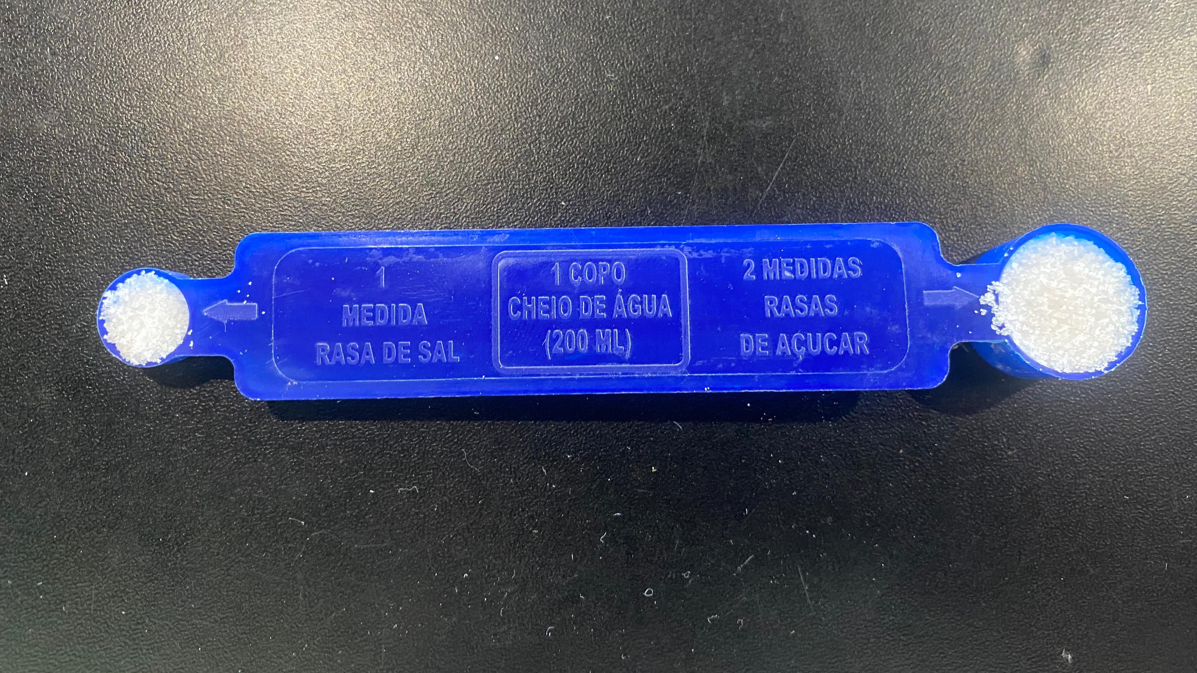 Colher-medida cheia de sal e açúcar 