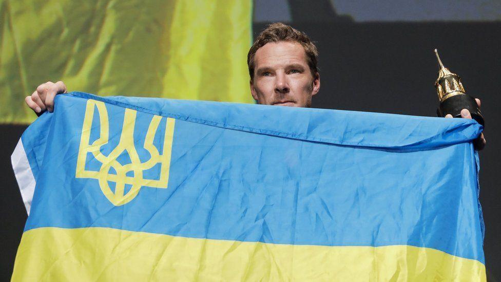 الممثل البريطاني بنديكت كومبرباتش يحمل العلم الأوكراني