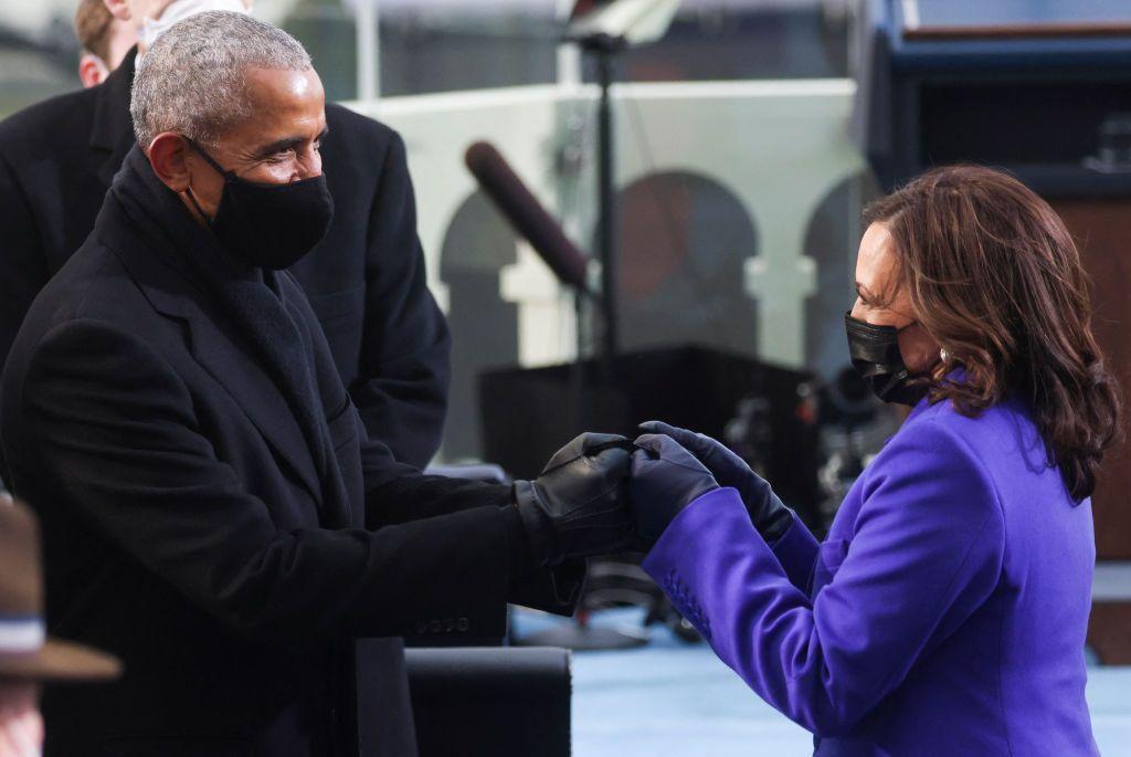 Obama e Harris apertando as mãos; ambos usam máscaras contra covid 