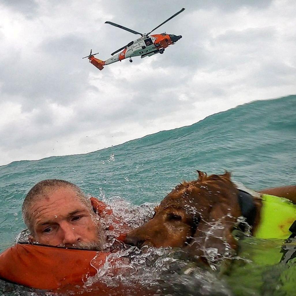 Uma tripulação da Estação Aérea da Guarda Costeira dos EUA resgata um homem e seu cachorro durante o furacão Helene, depois que seu veleiro foi desativado e começou a entrar na água na ilha de Sanibel, Flórida, EUA, em 26 de setembro de 2024.